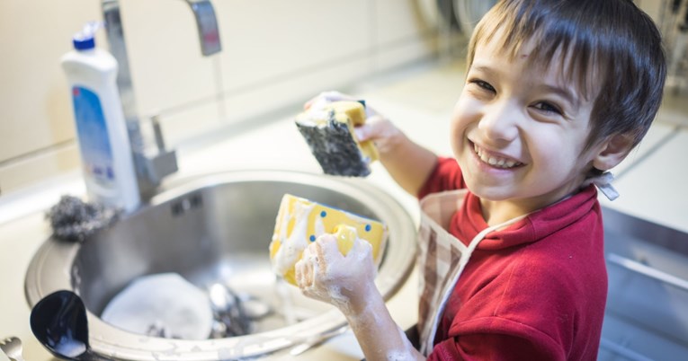 Evo kako motivirati djecu da odrađuju pa čak i zavole kućanske poslove